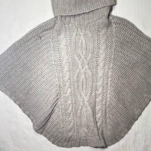 Caroll Paris Gray Cable Knit Mohair,Wool & Alpaca Blend Turtleneck Woman’s Shawl - Picture 2 of 12